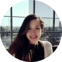 Tatiana, Diseñadora Gráfica y Experta en branding, con una ventana al fondo.